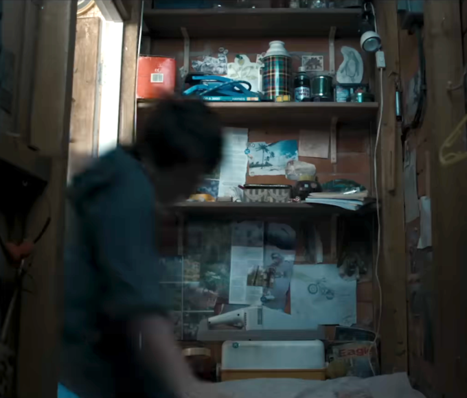 Desenho da moto voadora de Hagrid no armário de Harry Potter - Screenshot do trailer da série HBO